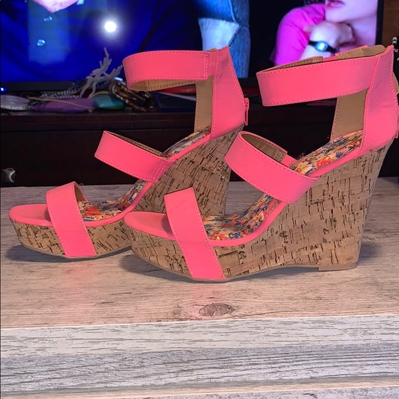NWOT beautiful pink heels! - Picture 3 of 3